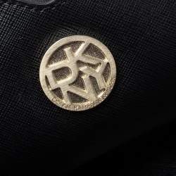 مملوكة مسبقًا حقيبة دي كي إن واي جلد أزرق سوفت بجيب أمامي وسلسلة