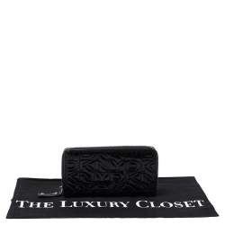 مملوكة مسبقًا محفظة دي كي إن واي جلد أسود لامع بسحاب محيط