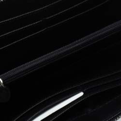 مملوكة مسبقًا محفظة دي كي إن واي جلد أسود لامع بسحاب محيط