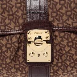 Pre Owned حقيبة دي كي إن واي كانفاس بني بالشعار وجلد نقشة التمساح بقفل دوار