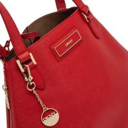 Pre Owned حقيبة شوبر دي كي إن واي جلد أحمر بسحاب جانبي