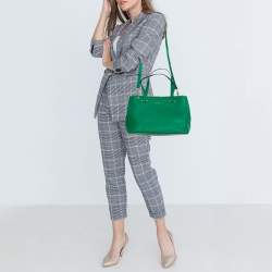 مملوكة مسبقًا حقيبة دي كي أن واي دونا كاران جلد أخضر بسحاب مزدوج