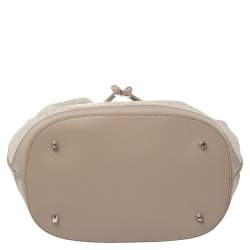 مملوكة مسبقًا حقيبة برباط دى كى أن واى جلد وكانفاس مقوى شهيرة رمادية