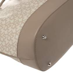 مملوكة مسبقًا حقيبة برباط دى كى أن واى جلد وكانفاس مقوى شهيرة رمادية