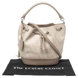 مملوكة مسبقًا حقيبة برباط دى كى أن واى جلد وكانفاس مقوى شهيرة رمادية