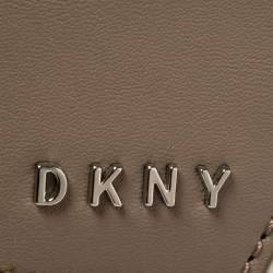 مملوكة مسبقًا حقيبة برباط دى كى أن واى جلد وكانفاس مقوى شهيرة رمادية