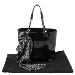 مملوكة مسبقًا Dkny Black Patent Leather Chain Shopper Tote