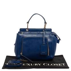 مملوكة مسبقًا حقيبة دي كي إن واي غرينيتش جلد أزرق بيد علوية