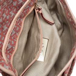 مملوكة مسبقًا حقيبة دي كي ان واي باغيت جلد وكانفاس بيج بالشعار