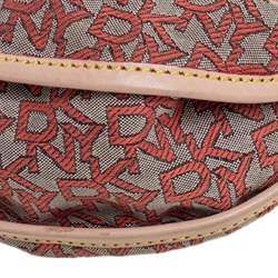 مملوكة مسبقًا حقيبة دي كي ان واي باغيت جلد وكانفاس بيج بالشعار