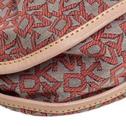 مملوكة مسبقًا حقيبة دي كي ان واي باغيت جلد وكانفاس بيج بالشعار