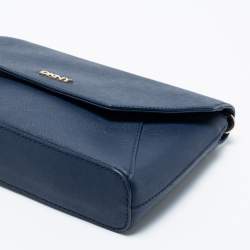 مملوكة مسبقًا حقيبة كروس دي كي إن واي جلد سافيانو أزرق كحلي بقلاب 