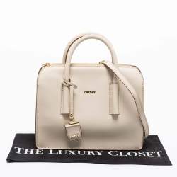 Pre Owned حقيبة ساتشل دي كي أن واي جلد سافيانو بيضاء بسحاب