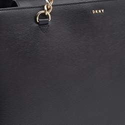 مملوكة مسبقًا حقيبة  يد توتس دي كي إن واي جلد أسود بقلاب مغناطيسي