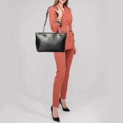 مملوكة مسبقًا حقيبة  يد توتس دي كي إن واي جلد أسود بقلاب مغناطيسي