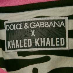 مملوكة مسبقًا تي شيرت دولتشي أند غابانا مع دي جاي خالد قطن محبوك بطبعة فلامنغو وحمار وحشي متعددة الألوان مقاس متوسط