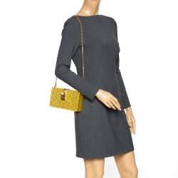 Pre Owned حقيبة دولتشي أند غابانا صندوقية ساتان مزخرفة كريستال ذهبية / صفراء