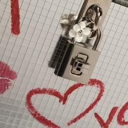 مملوكة مسبقًا حقيبة بوكس كلتش دولتشي أند غابانا أي لوف يو جلد فضي ميتاليك  لامع