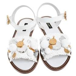 Pre Owned صندل دولتشي أند غابانا فلات مزخرف كريستال بوم بوم رافيا وجلد لامع أبيض مقاس 38