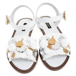 مملوكة مسبقًا Dolce & Gabbana White Patent Leather And Raffia Pom Pom Crystal Embellished Flat Sandals Size 37.5