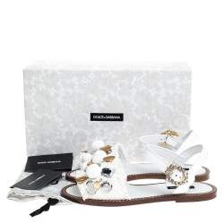 مملوكة مسبقًا Dolce & Gabbana White Patent Leather And Raffia Pom Pom Crystal Embellished Flat Sandals Size 37.5