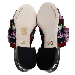 مملوكة مسبقًا صندل دولتشي أند غابانا فلات مقدمة مفتوحة فيونكة تفاصيل كريستال قماش طباعة أزهار متعدد الألوان مقاس 36