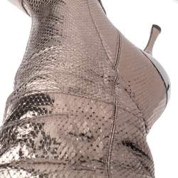 Pre Owned حذاء بوت دولتشي أند غابانا مقدمة مدببة جلد ثعبان رمادي ميتالك مقاس 40