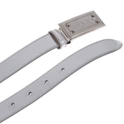 مملوكة مسبقًا حزام دولتشي أند غابانا حلية شعار الماركة جلد فضي ميتاليك 85 سم