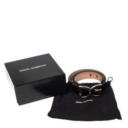 مملوكة مسبقًا حزام دولتشي أند غابانا جلد أسود لامع بإبزيم الشعار 90 سم