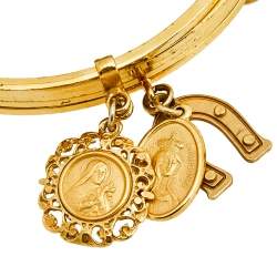 مملوكة مسبقًا سوار دولتشي أند غابانا معدن ذهبي اللون مزين دلايات متعددة