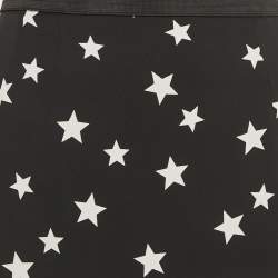 مملوكة مسبقًا تنورة دولتشي أند غابانا بطبعة نجوم سوداء حرير بطول الركبة مقاس وسط (ميديوم)