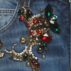 مملوكة مسبقًا بنطلون جينز دولتشي آند غابانا دينم ممزق أزرق بتفاصيل كريستال مقاس صغير - خصر 28 إنش