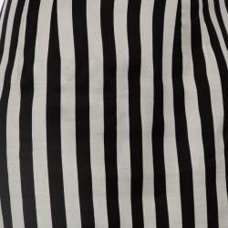 مملوكة مسبقًا تنورة دولتشي أند غابانا حرير مقلم أسود وفضي شكل الجرس مقاس صغير (سمول)