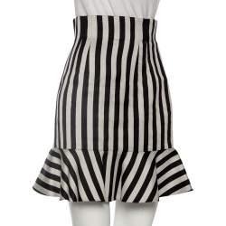 مملوكة مسبقًا تنورة دولتشي أند غابانا حرير مقلم أسود وفضي شكل الجرس مقاس صغير (سمول)