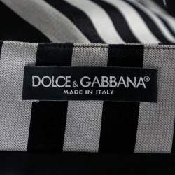 مملوكة مسبقًا تنورة دولتشي أند غابانا حرير مقلم أسود وفضي شكل الجرس مقاس صغير (سمول)