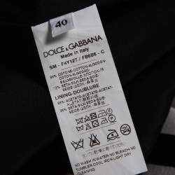 مملوكة مسبقًا تنورة دولتشي أند غابانا حرير مقلم أسود وفضي شكل الجرس مقاس صغير (سمول)