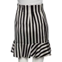 مملوكة مسبقًا تنورة دولتشي أند غابانا حرير مقلم أسود وفضي شكل الجرس مقاس صغير (سمول)