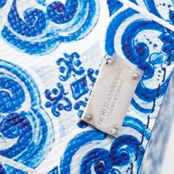 مملوكة مسبقًا حقيبة دولتشي أند غابانا ميس سيسيلي جلد أزرق طباعة مايوليكا متوسطة