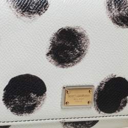 مملوكة مسبقًا محفظة بسلسلة دولتشي أند غابانا ميس سيسيلي فون جلد أبيض منقط