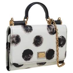 مملوكة مسبقًا محفظة بسلسلة دولتشي أند غابانا ميس سيسيلي فون جلد أبيض منقط