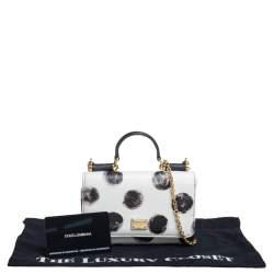 مملوكة مسبقًا محفظة بسلسلة دولتشي أند غابانا ميس سيسيلي فون جلد أبيض منقط