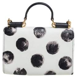 مملوكة مسبقًا محفظة بسلسلة دولتشي أند غابانا ميس سيسيلي فون جلد أبيض منقط