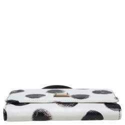 مملوكة مسبقًا محفظة بسلسلة دولتشي أند غابانا ميس سيسيلي فون جلد أبيض منقط