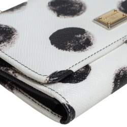 مملوكة مسبقًا محفظة بسلسلة دولتشي أند غابانا ميس سيسيلي فون جلد أبيض منقط