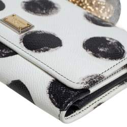 مملوكة مسبقًا محفظة بسلسلة دولتشي أند غابانا ميس سيسيلي فون جلد أبيض منقط