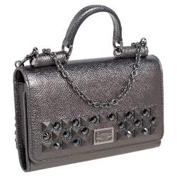 مملوكة مسبقًا محفظة بسلسلة دولتشي أند غابانا مرصع ميس سيسيلي فون جلد ميتالك