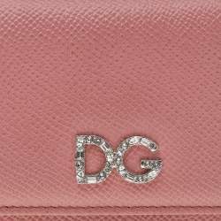 مملوكة مسبقًا محفظة دولتشي أند غابانا طية ثلاثية مزخرفة كريستال حرفي دي جي جلد وردي