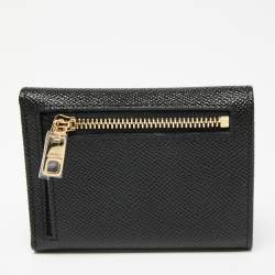 مملوكة مسبقًا محفظة دولتشي أند غابانا جلد أسود شعار دي جي مرصع كريستال طية ثلاثية