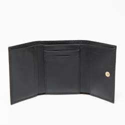 مملوكة مسبقًا محفظة دولتشي أند غابانا جل د أسود شعار دي جي مرصع كريستال طية ثلاثية