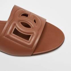 مملوكة مسبقًا Dolce & Gabbana Brown Leather DG Millennials Flat Sandals Size 42